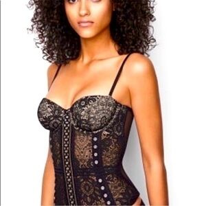 Victoria Secret’s 2018 Corset lightly lined and underwire adjustable straps.